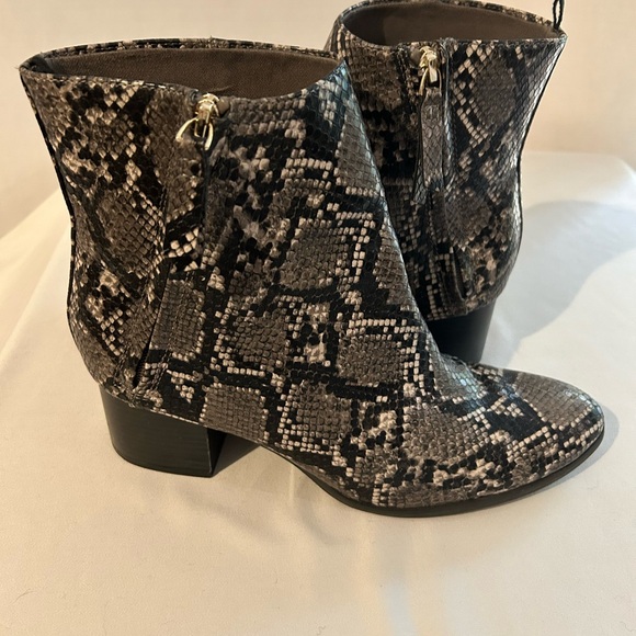 Old Navy Snake Skin 4” Side Zip Boot Size 9 - Picture 3 of 14